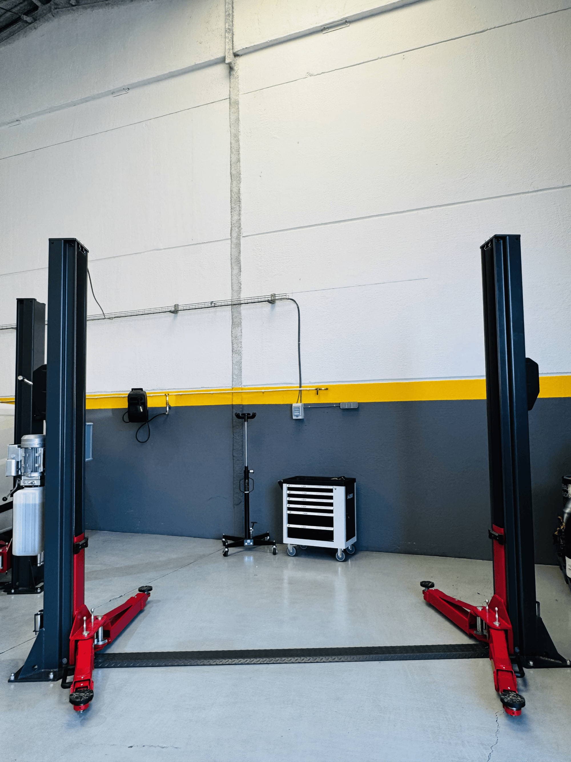 Taller Boxes Castellón — Box mecánico con elevador