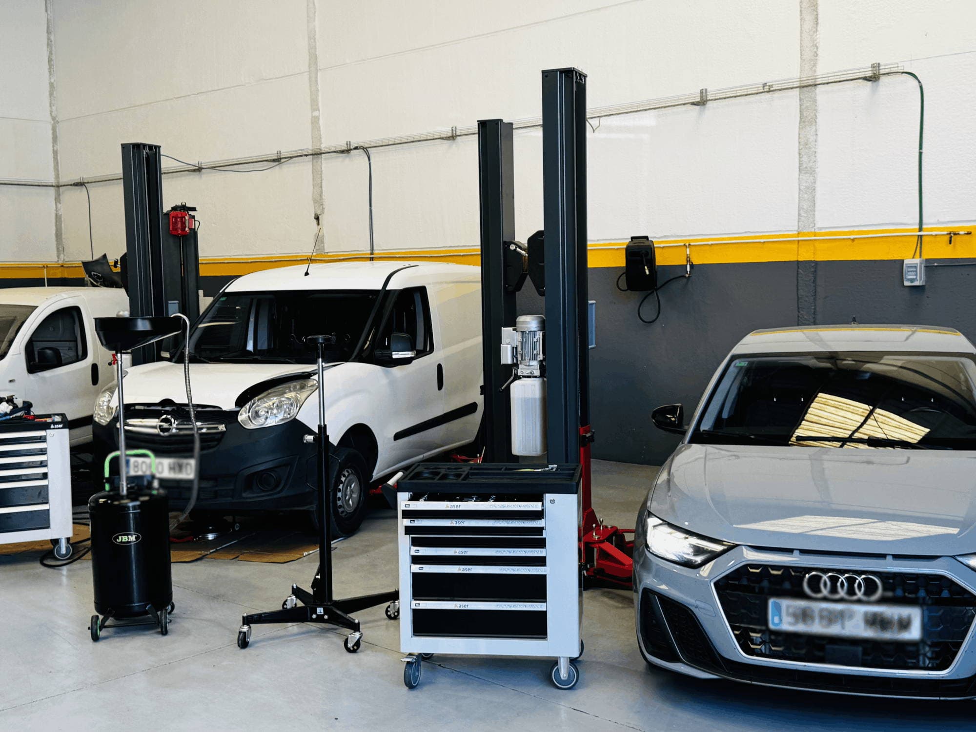 Trabajando en el box mecánico